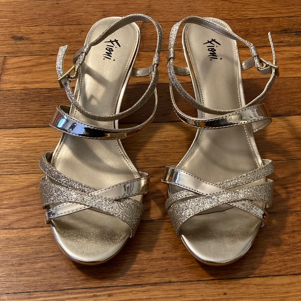 FIONI Women's Gold Strappy Heels 7.5 Wide